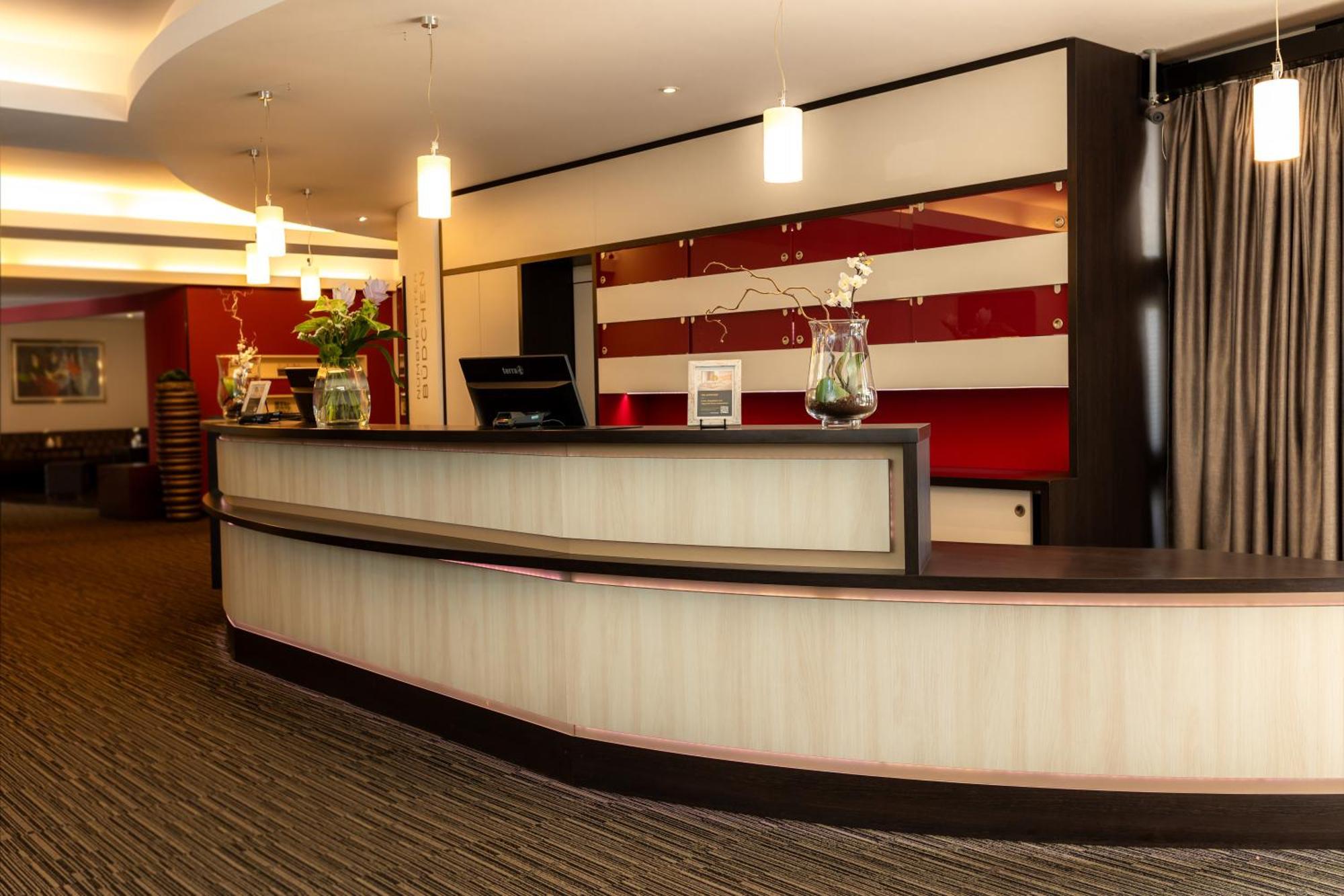 Parkhotel ニュームブレヒト エクステリア 写真